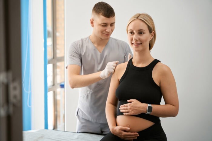 Terapeuta realizando acupuntura em uma mulher grávida.