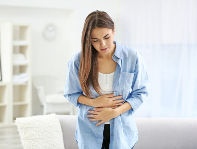 Mulher com a mão na barriga - Endometrioma