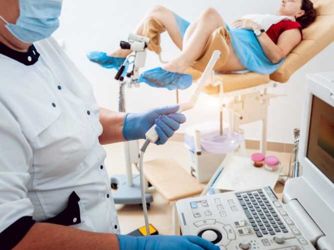 Mulher realiza o ultrassom transvaginal em uma paciente