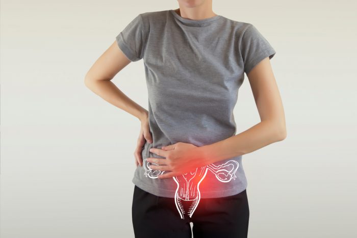 Mulher com dores geradas pela Menstruação Retrógrada