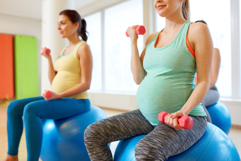 Mulheres realizando exercícios na gravidez