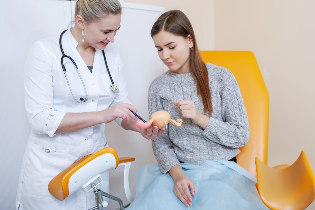 Paciente conversa com médica em consulta de acompanhamento ginecológico