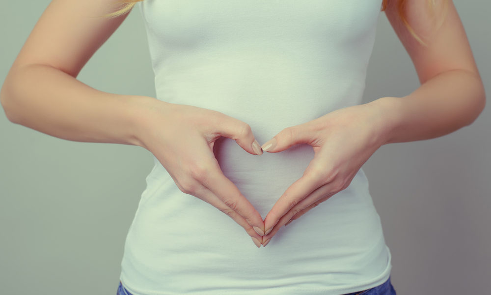 Mulher faz coração com as mãos