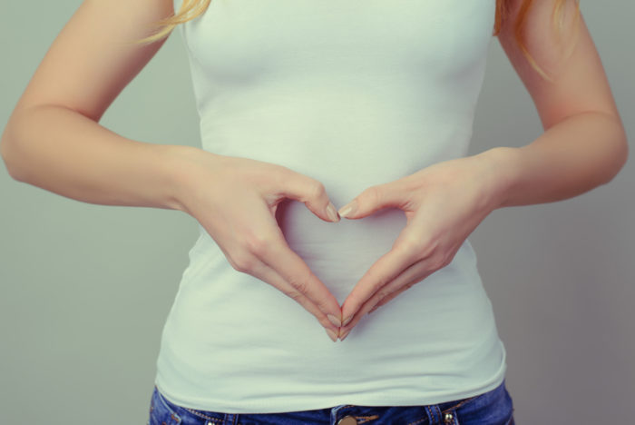 Mulher faz coração com as mãos