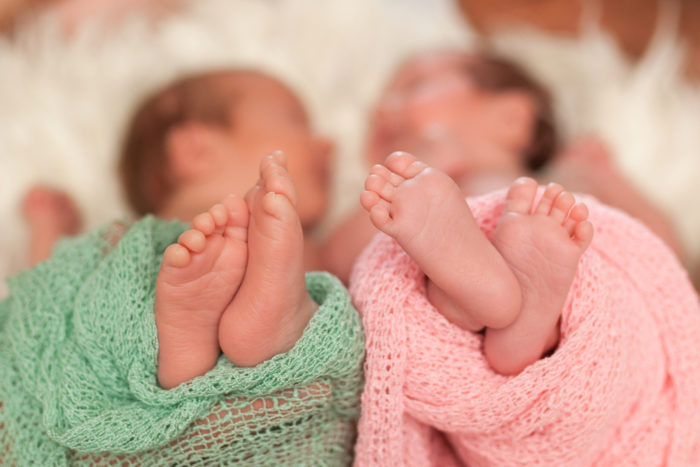 Pés de bebês enrolados em coberta