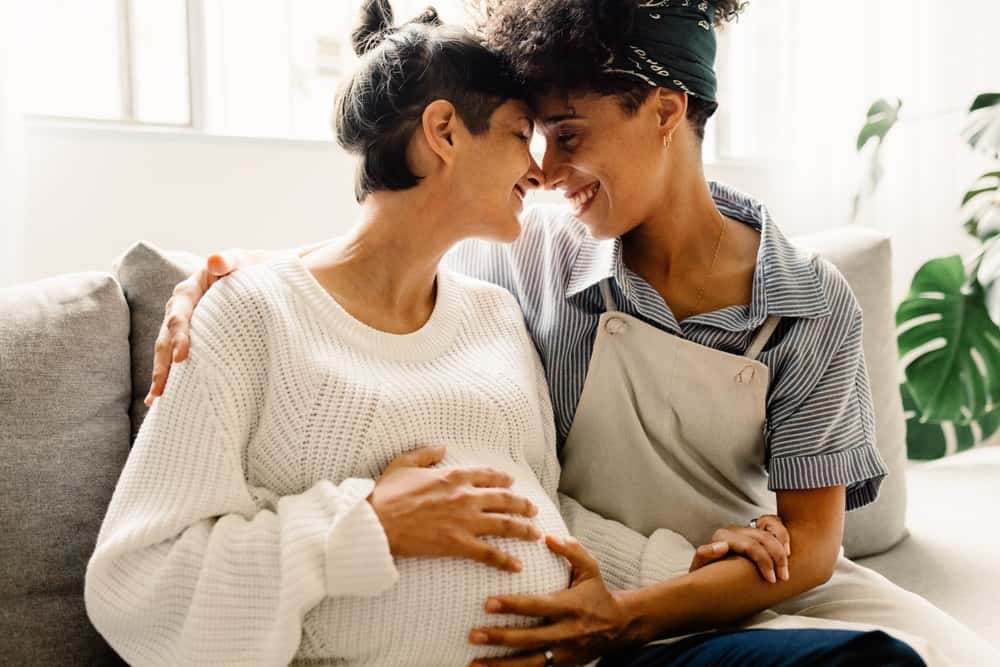 casal de mulheres homoafetivas para representar tema de gravidez compartilhada