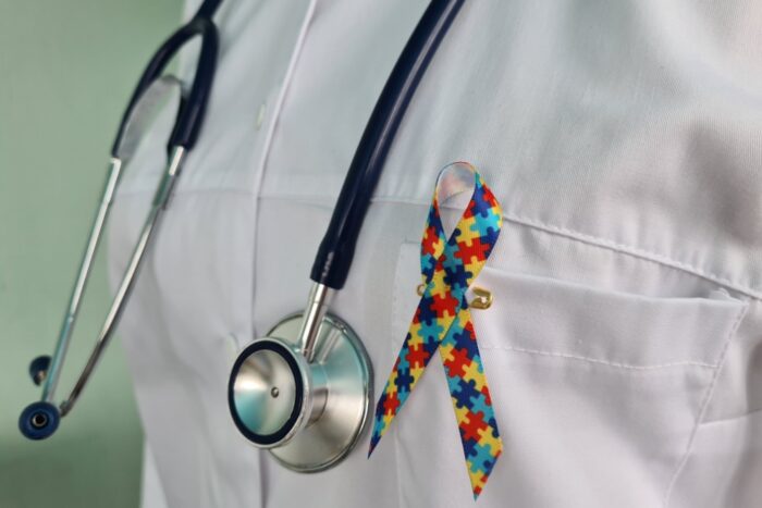 Roupa médica com fita do autismo.