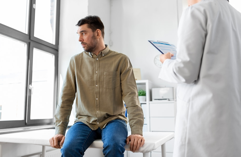 homem em consultório médico.