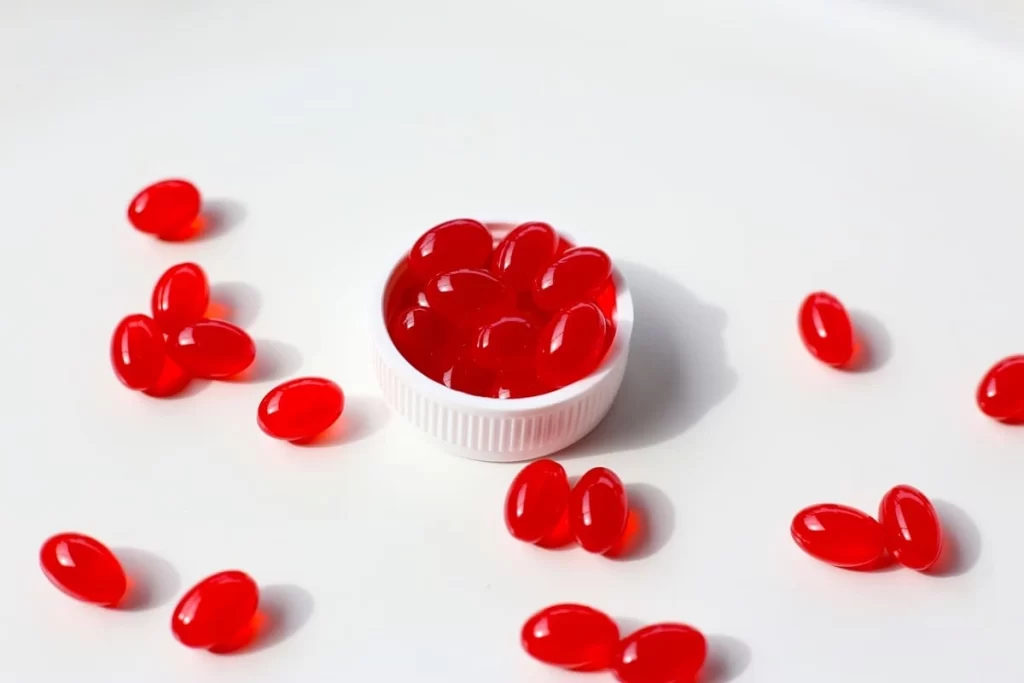 Cápsulas gelatinosas representando o uso da coenzima Q10 na FIV.