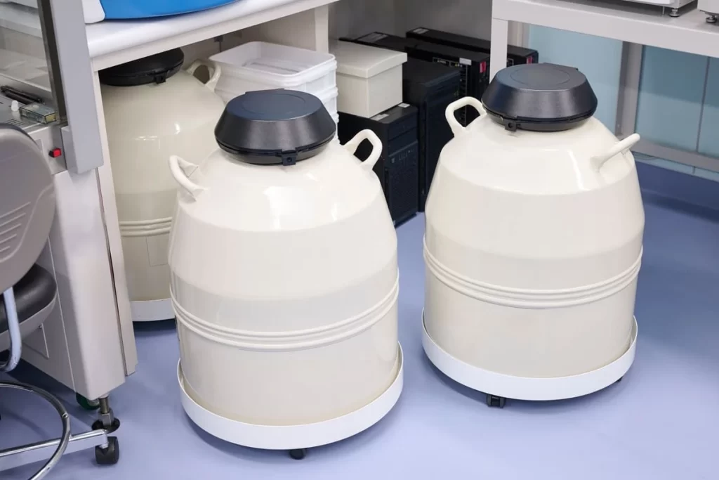 Dois tanques de nitrogênio ilustrando o congelamento do tecido ovariano ou de óvulos.