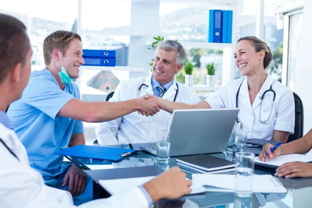 Médicos conversando de forma cordial representando orientações sobre como escolher a clínica de fertilização in vitro.