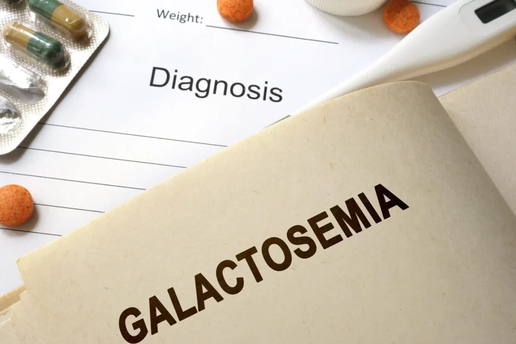 Comprimidos ao lado da palavra galactosemia ilustrando a condição metabólica.