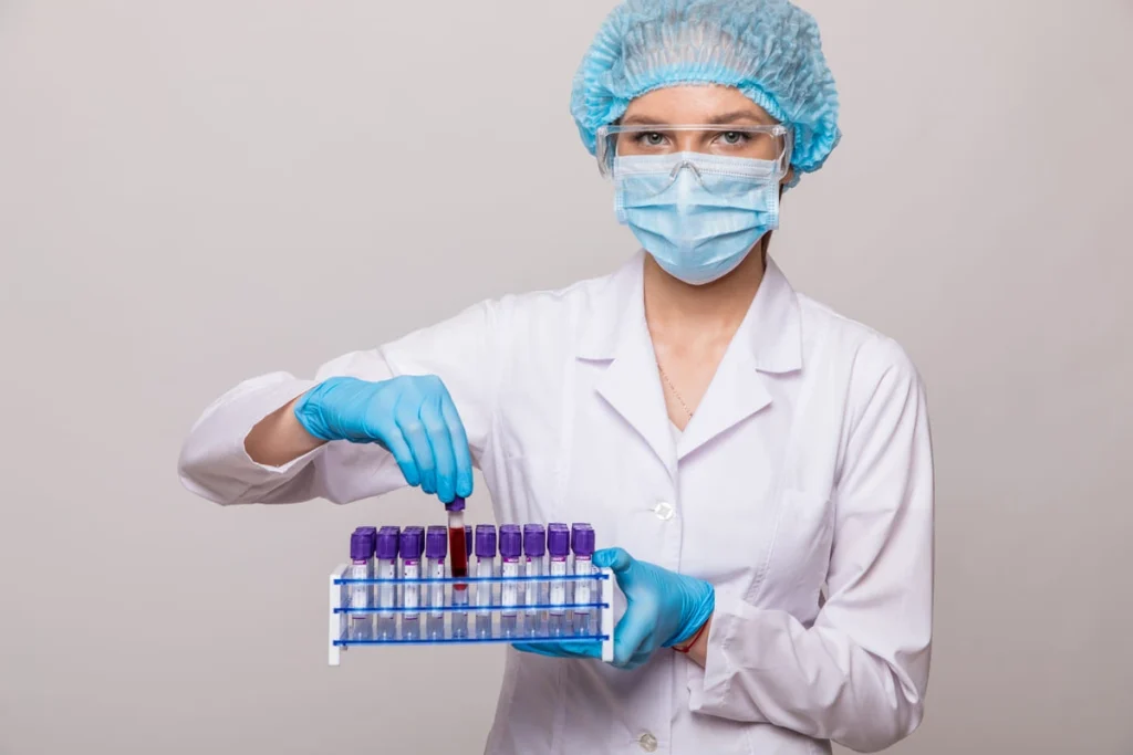 Mulher ao lado de materiais de laboratório ilustrando a dúvida se quem tem leucemia pode engravidar.